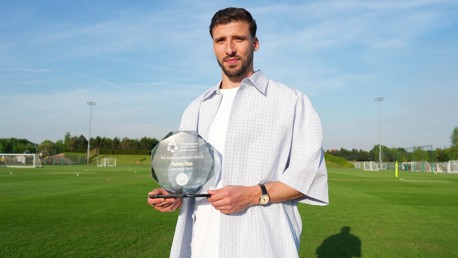 Dias and Thomas pick up Community Award
