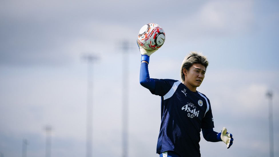 OUT OF THE BLUE : Yamashita grabs the ball