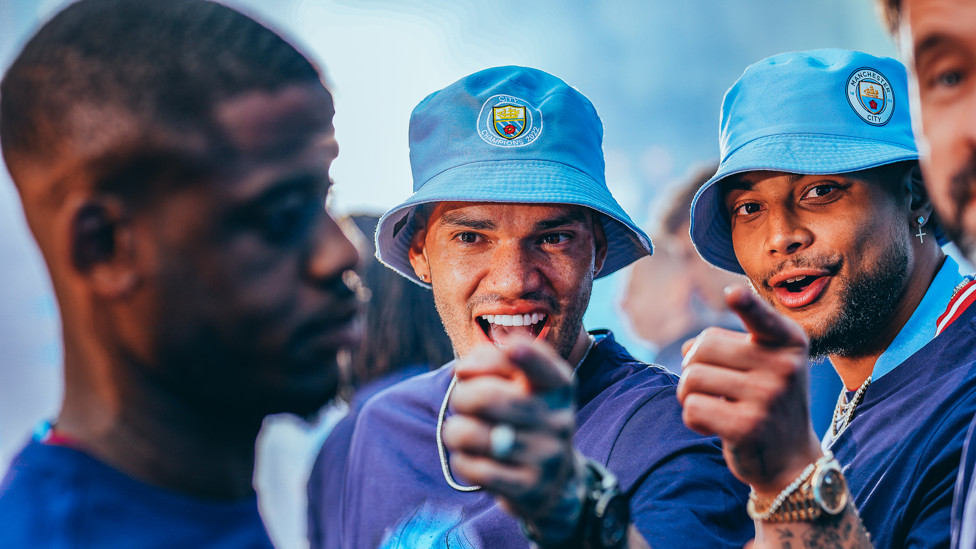 HAT TRICK! Ederson dan Zack Steffen pake bucket hat keren 