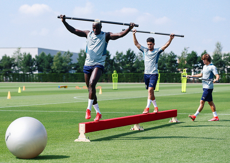 Benjamin Mendy shows his balletic skills along with Yan Couto & Pablo Moreno