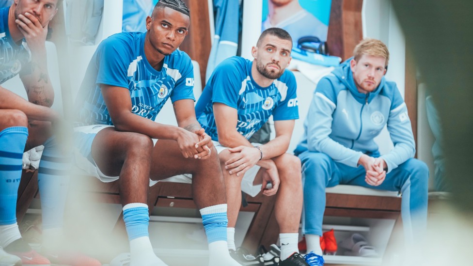 FULL FOCUS : The players listen attentively to Pep's instructions