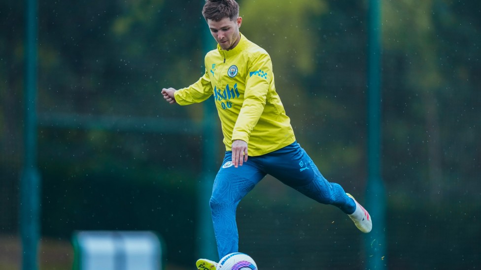 STRIKE : James McAtee spreads the play
