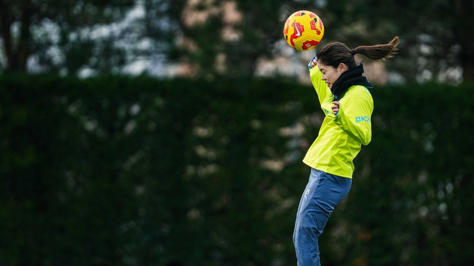 HEADS UP  : Yui Hasegawa rises up. 