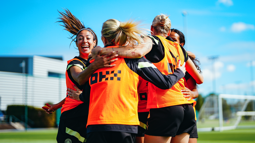 SQUAD GOALS : The winning team celebrate!