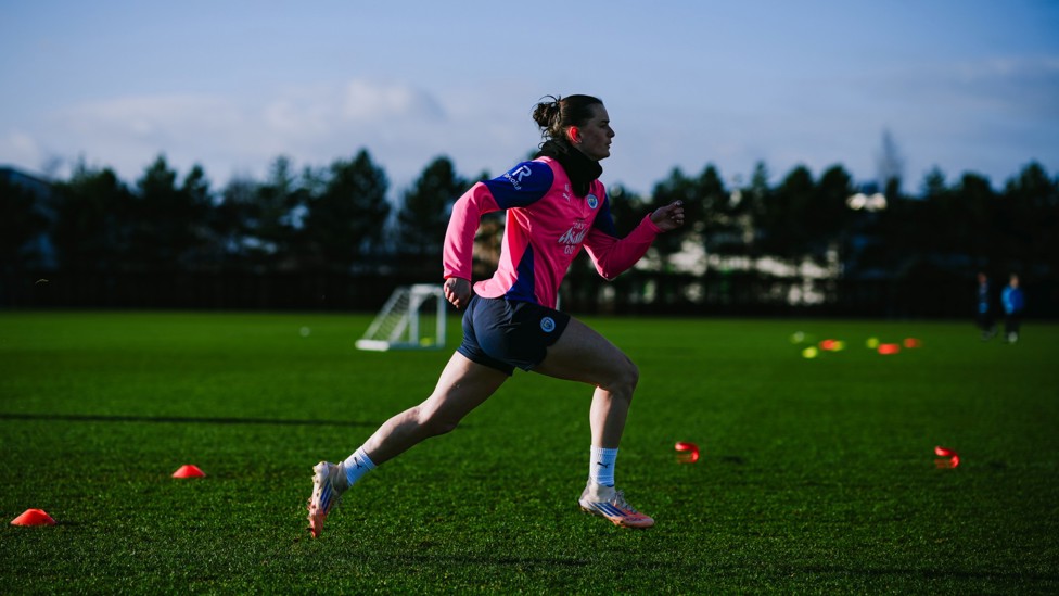 SPRINT START : Lily Murphy bursts forward