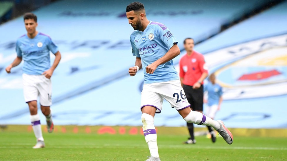 PERAYAAN : Mahrez berlari merayakan penyelesaian akhirnya yang baik