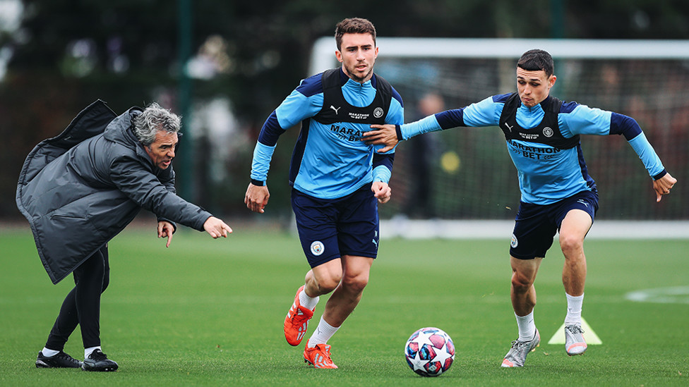 SERANGAN v PERTAHANAN : Aymeric Laporte dan Phil Foden berlomba menguasai bola