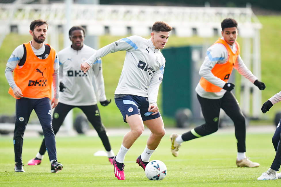 TRABALHO COM BOLA  : Álvarez domina a bola em atividade no City Football Academy. 
