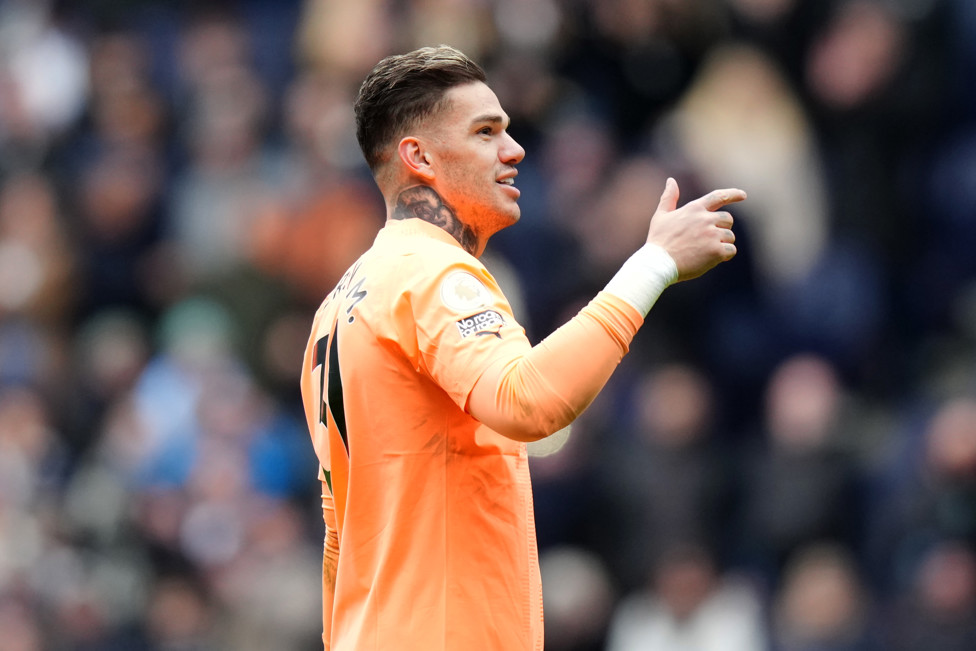 100 JOGOS SEM SOFRER GOLS : Ederson comemora o feito contra o Newcastle.