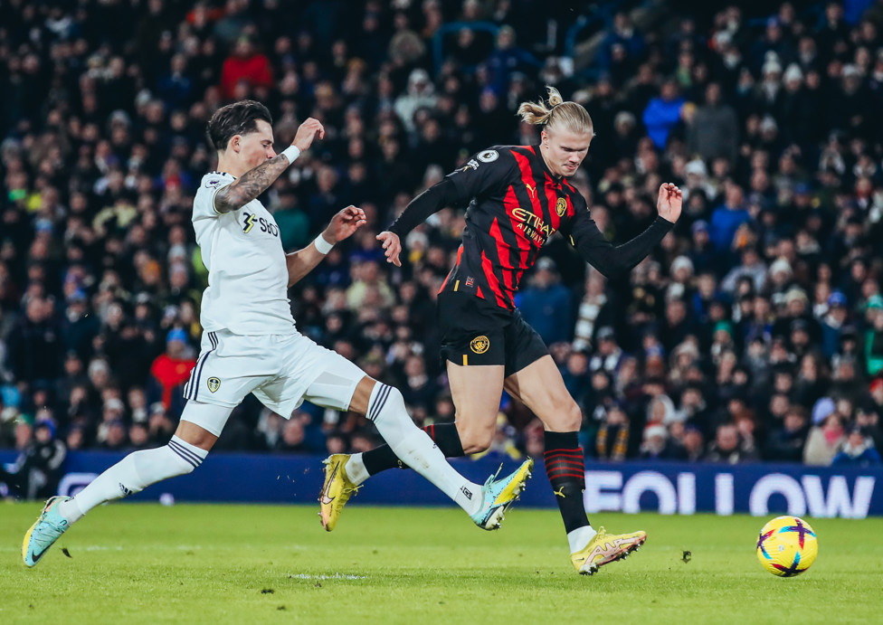 Haaland marca contra o Leeds.