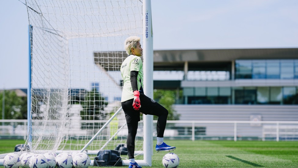 SAFE HANDS : Ayaka Yamashita watches on