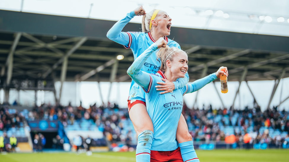 DYNAMIC DUO : Chloe Kelly dan Steph Houghton merayakan kemenangan 2-0 kami atas Chelsea di bulan Maret.