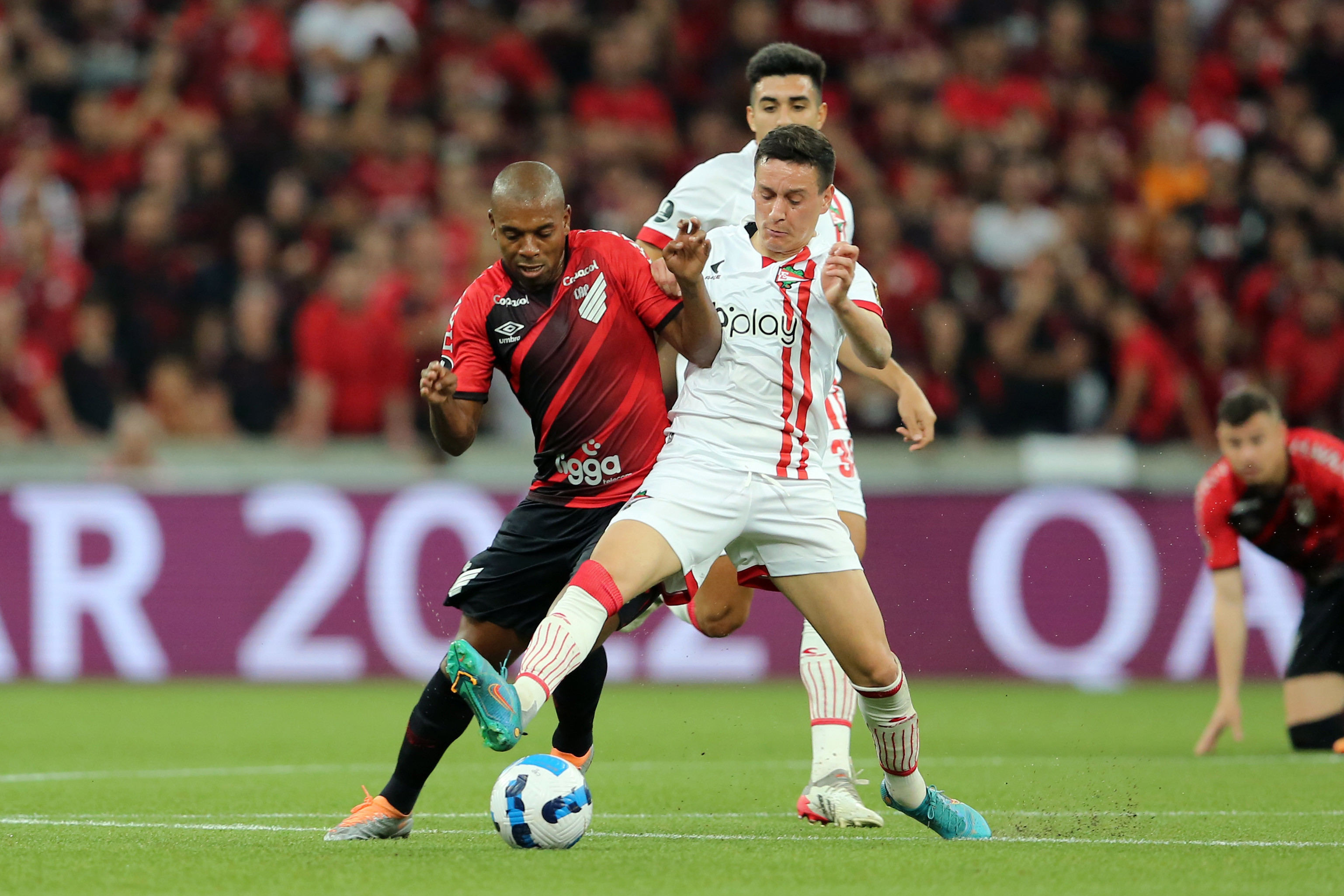 ÍDOLO DO CITY E DO ATHLETICO : Fernandinho em ação na Libertadores 2022, em Athletico x Estudiantes.