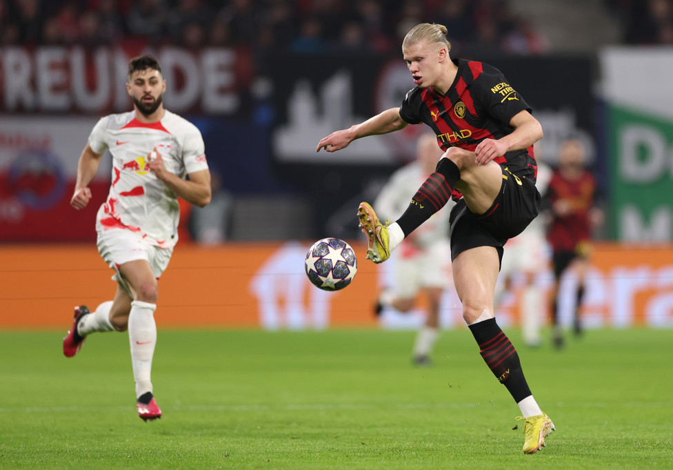 BEM MARCADO  : Haaland não teve vida fácil em Leipzig.