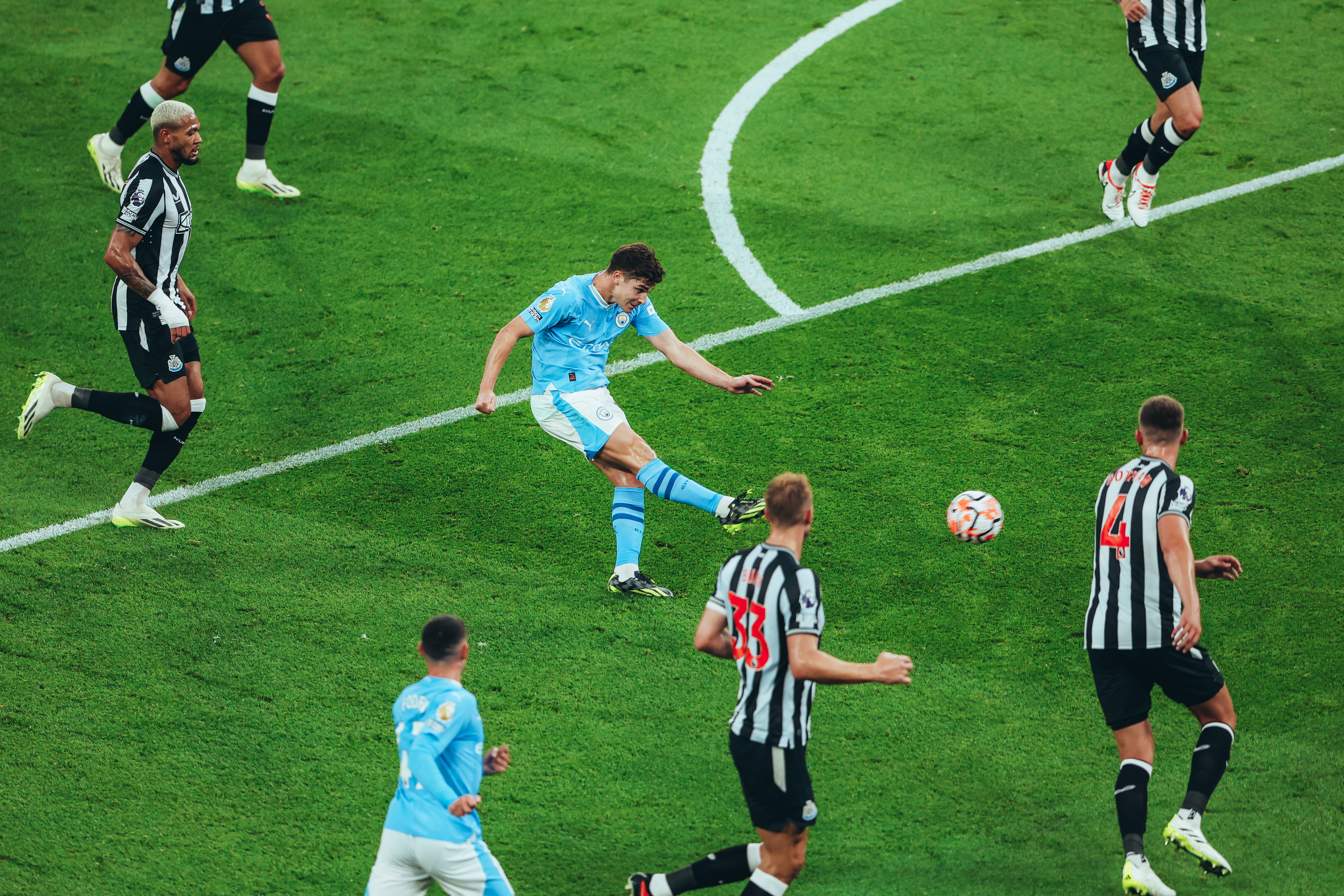 Álvarez marca o gol da vitória em agosto de 2023 no Etihad. 