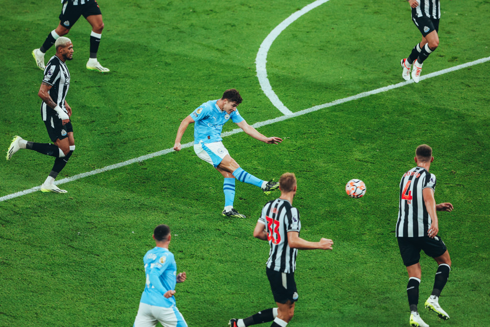 Álvarez marca o gol da vitória em agosto de 2023 no Etihad. 