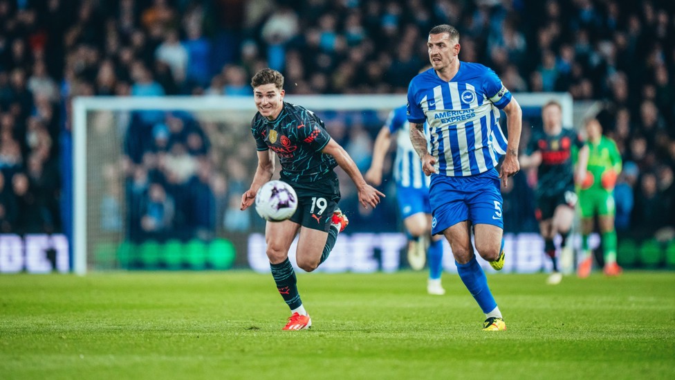 FINAL CHASE  : Alvarez looks to apply pressure on Lewis Dunk. 