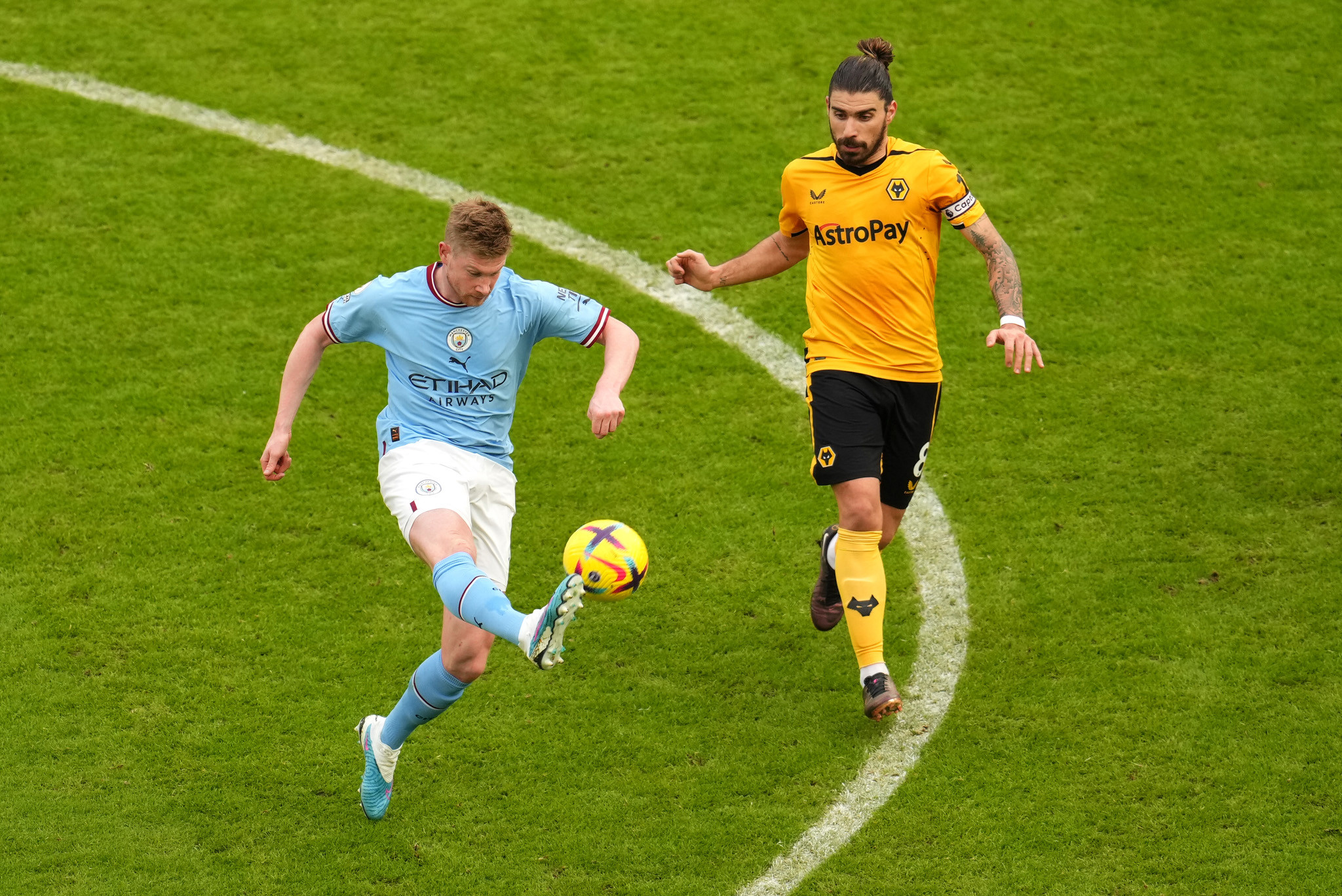 CÉREBRO DO MEIO-CAMPO : De Bruyne é o maestro do City e rei das assistências. 