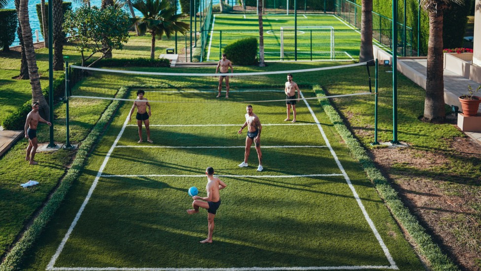 TIME OUT : The players play foot volleyball in Saudi Arabia