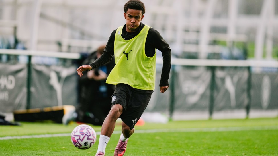 RACING FORWARD : Timeo Whisker works the line. 