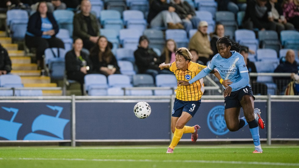 POWER : Bunny Shaw races in behind