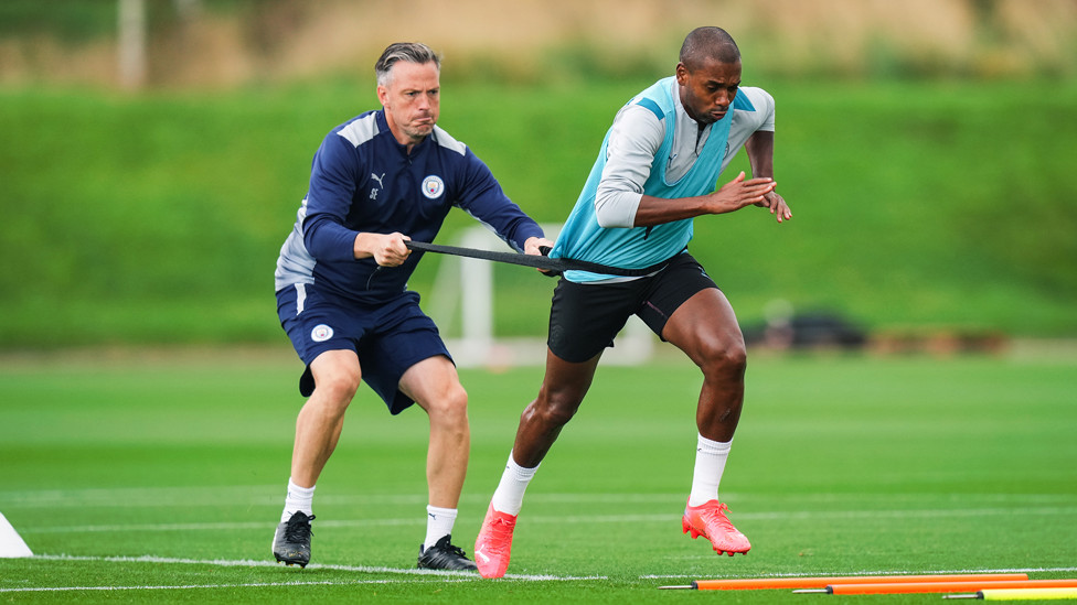 CAPTAIN FANTASTIC : Fernandinho powers forward