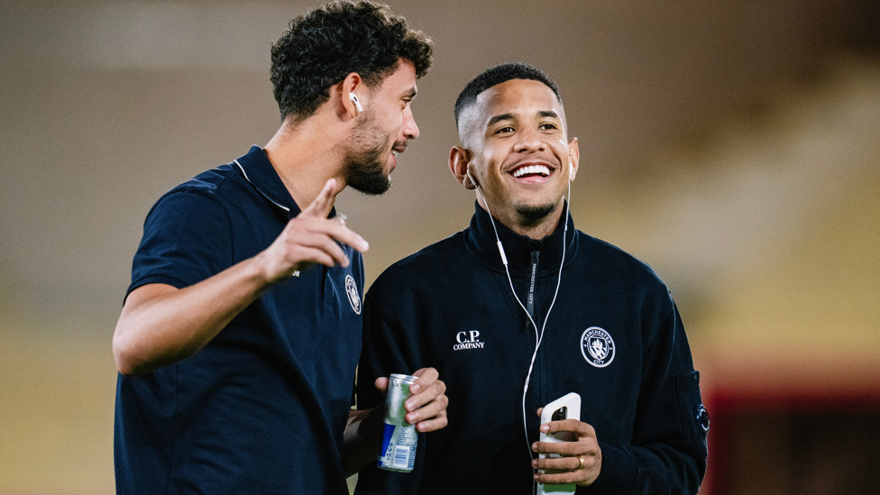 DOUBLE TROUBLE : Nunes shares a joke with Savinho.