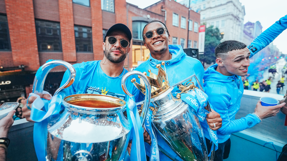 CAMPEÕES DA EUROPA : Kyle Walker e Manuel Akanji com os troféus da Liga dos Campeões e da Premier League.