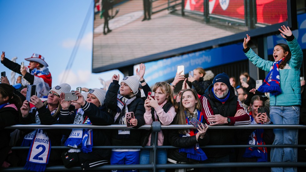 WARM WELCOME : Fans wait excitedly for the team to arrive.