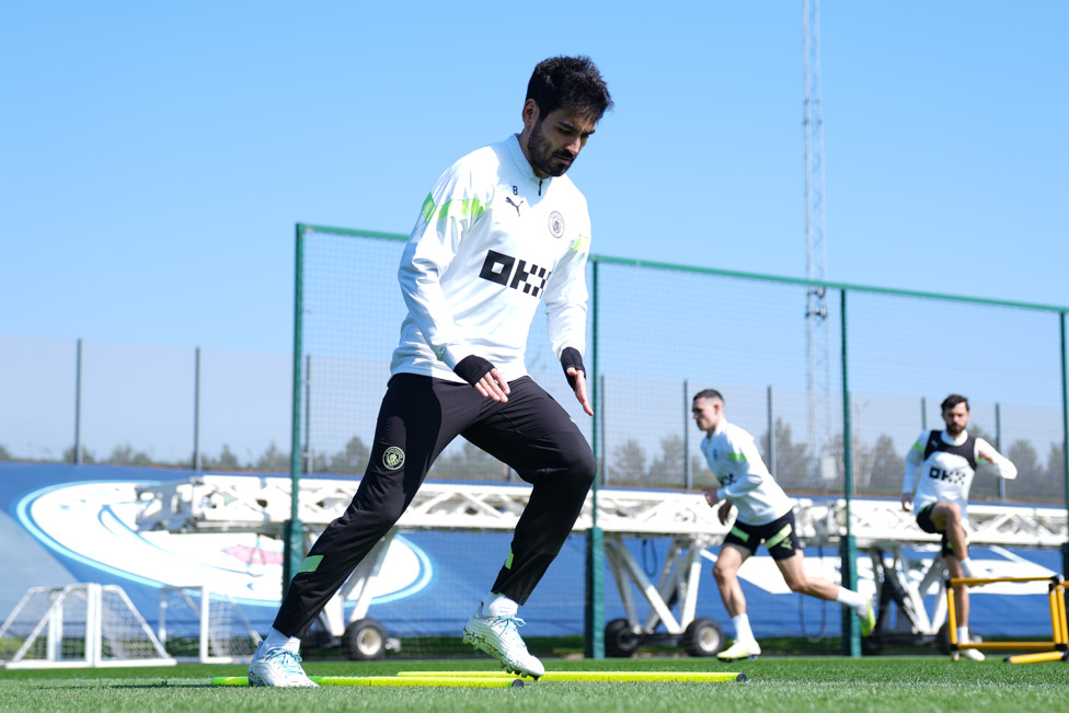 CAPITÃO : Gundogan aquece no treinamento. 