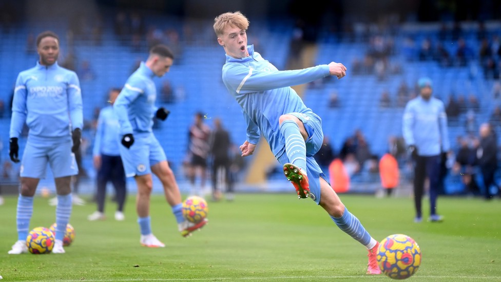 PALMER STARTS : Cole Palmer makes his full Premier League debut as he is named in Pep's starting XI. 