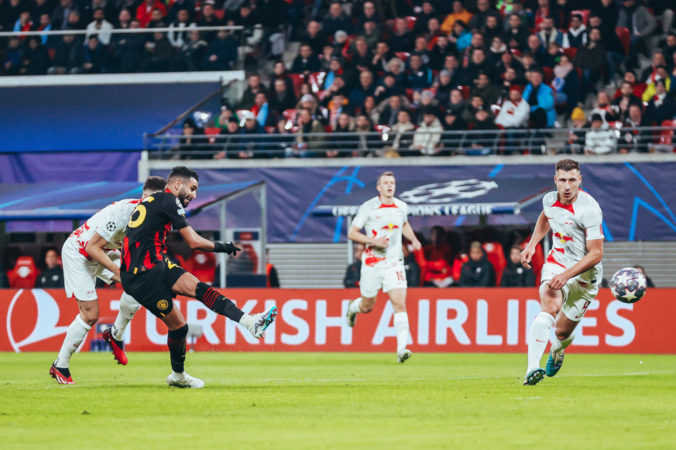 O GOL : Mahrez bate forte para abrir o placar diante do RB Leipzig. 