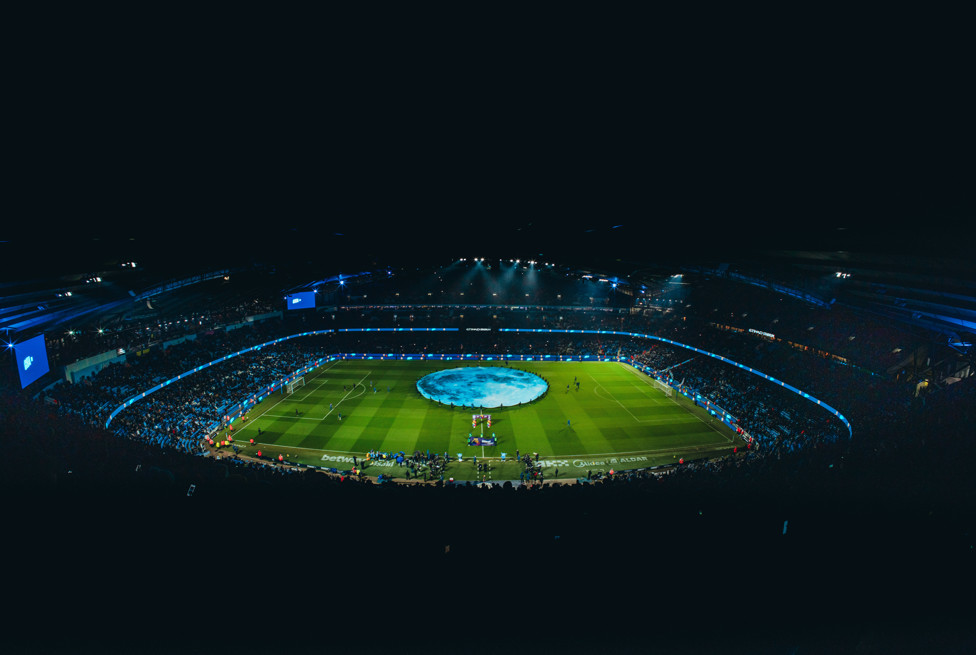 Etihad lotado para City x Forest. 