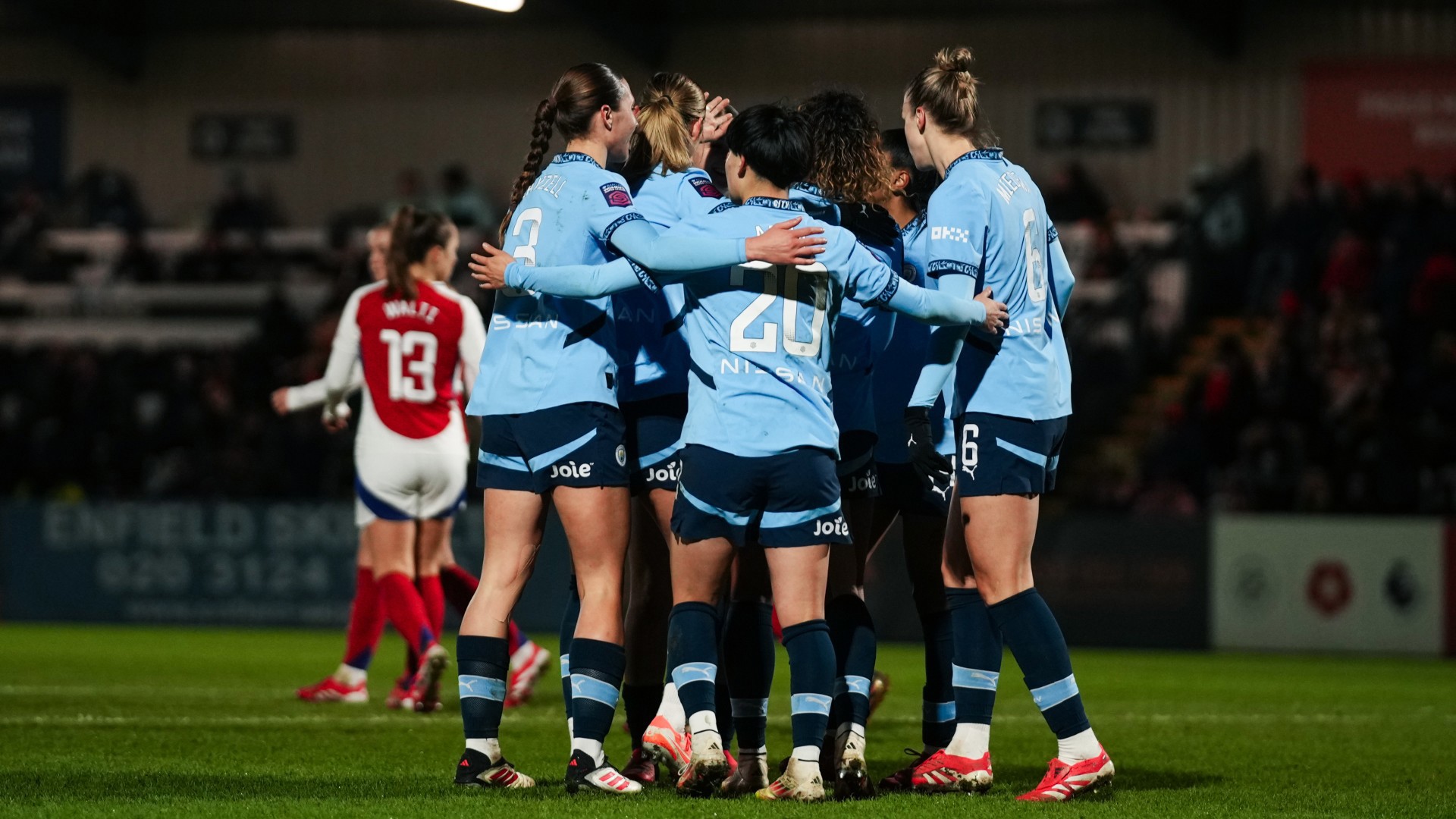 TOGETHER : City celebrate the late triumph.