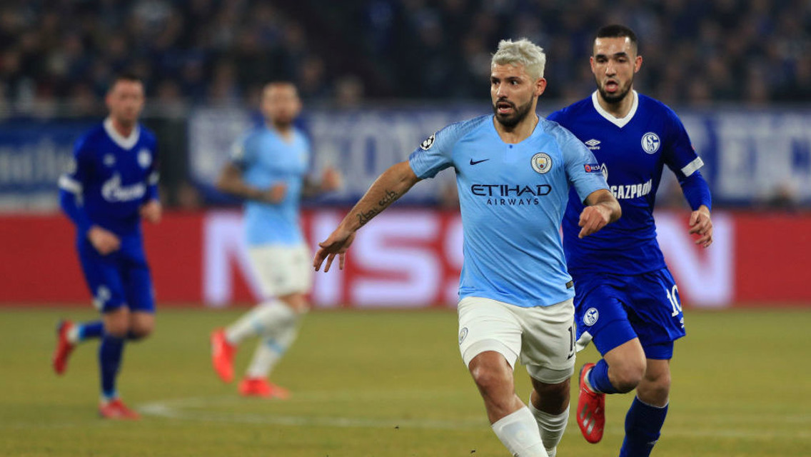Sergio Aguero running past the Schalke defence