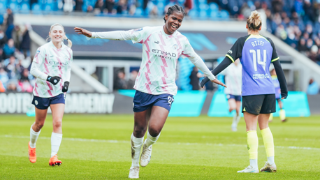 Bunny faz três e City pula para segundo na WSL