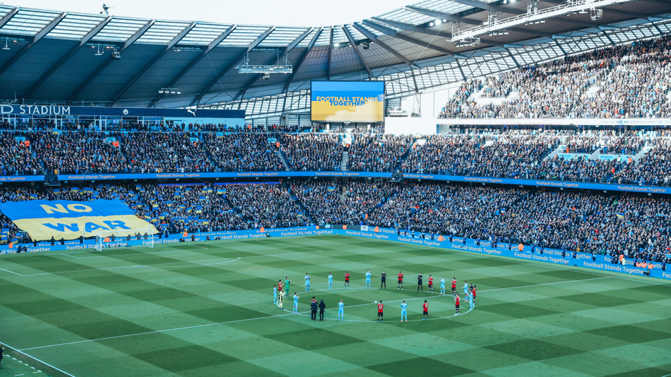A CITY UNITED : A minute of applause from both sides in solidarity with Ukraine.