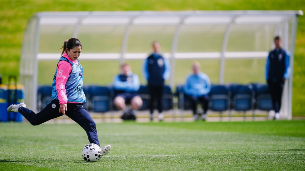 MIDFIELD MAESTRO : Yui Hasegawa spreads the play