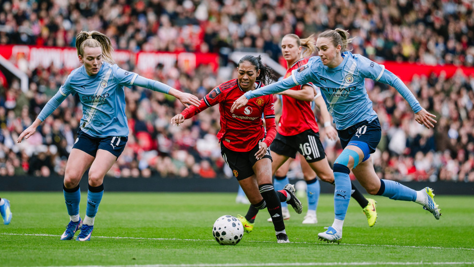Never Stop Fighting : Hemp and Miedema showing the fight needed in a derby match