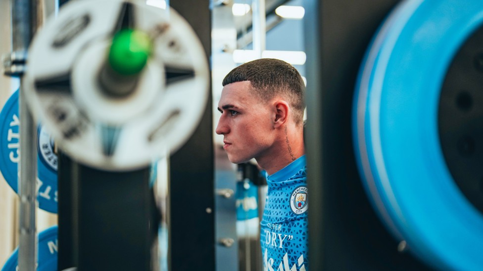 LEG DAY : Foden gets to work on the squat rack