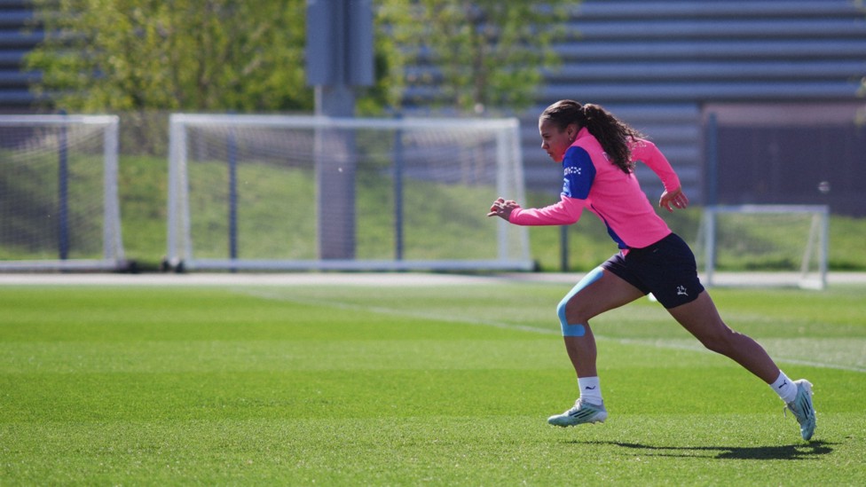 TOP SPEED : Iman Beney accelerates into space