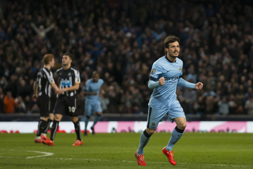 David Silva celebra un doblete frente al Newcastle en 2015.