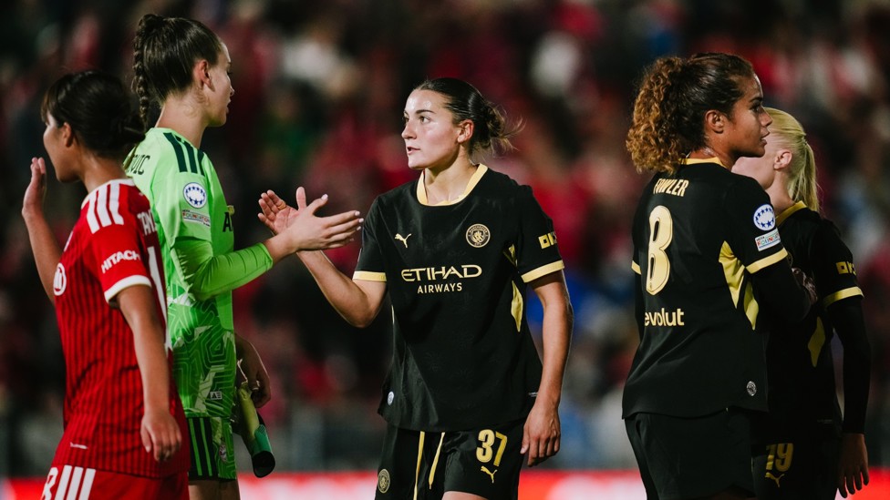 HANDSHAKES : Calle completes the night with high fives with Bayern. 