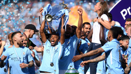 Fernandinho réagit à ses 300 apparitions avec City