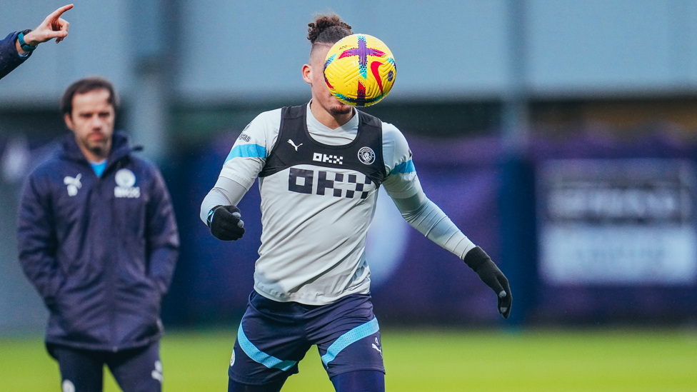 GUESS WHO : Kalvin Phillips is hidden by the ball