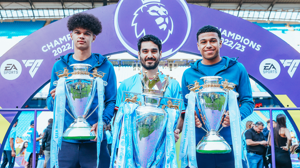 SEJARAH : City menjadi klub pertama yang mengangkat tiga gelar Premier League berturut-turut di nomor putra, PL2 dan PLU18.