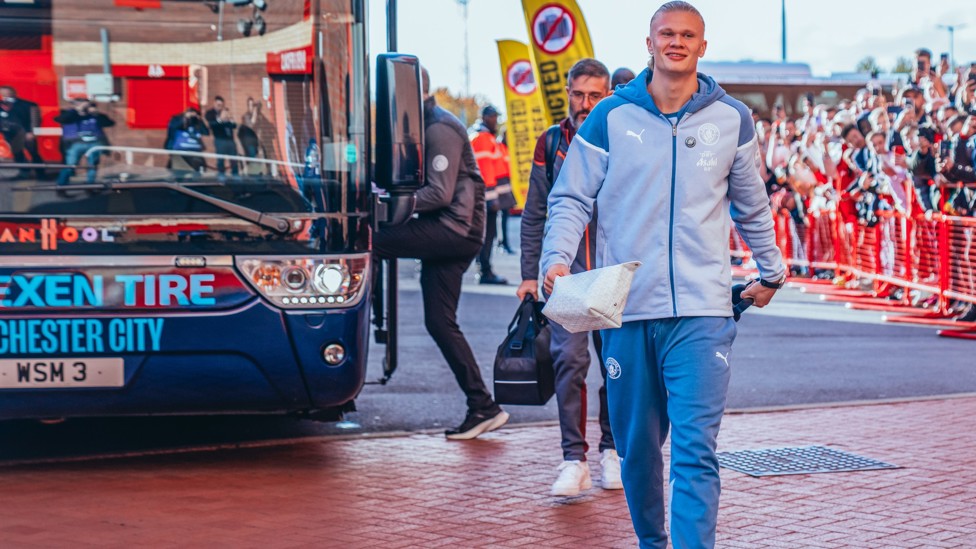 DO OUTRO LADO DA CIDADE : Haaland chega no Old Trafford.