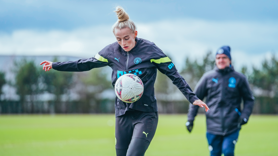 FULL FOCUS : Chloe Kelly controls the ball