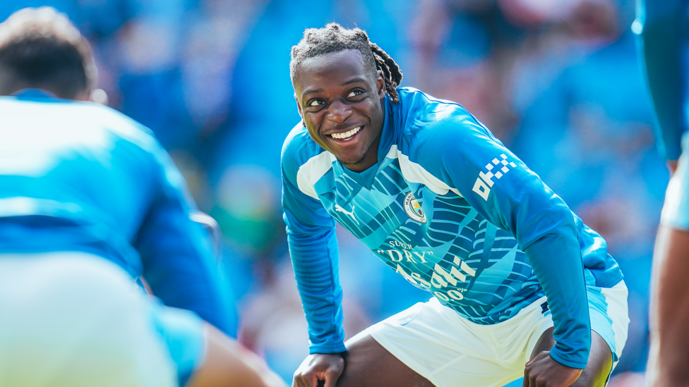 JOLLY JEREMY : Doku in great mood during the pre-match warm up.
