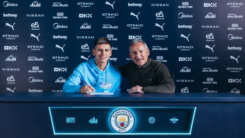 FIRST THINGS FIRST : Echeverri sits down with Txiki Begiristain for the traditional photo